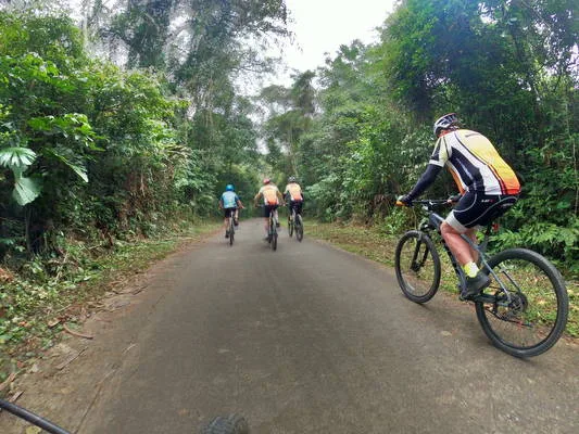 Hanoi Cycle to Bat Trang Ceramic Village & Dong Ho Paiting Village – 1 Day